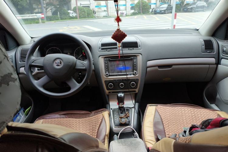 Used Skoda Octavia 2014 1.6L Automatic Yijie Edition Center Console