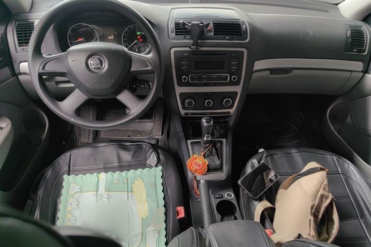 Used Skoda Octavia 2014 1.6L Automatic Yijie Edition Center Console