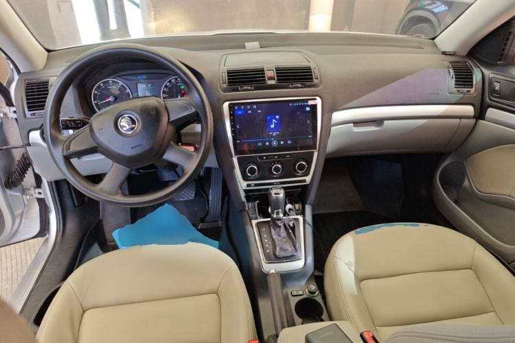 Used Skoda Octavia 2014 1.6L Automatic Yijie Edition Center Console