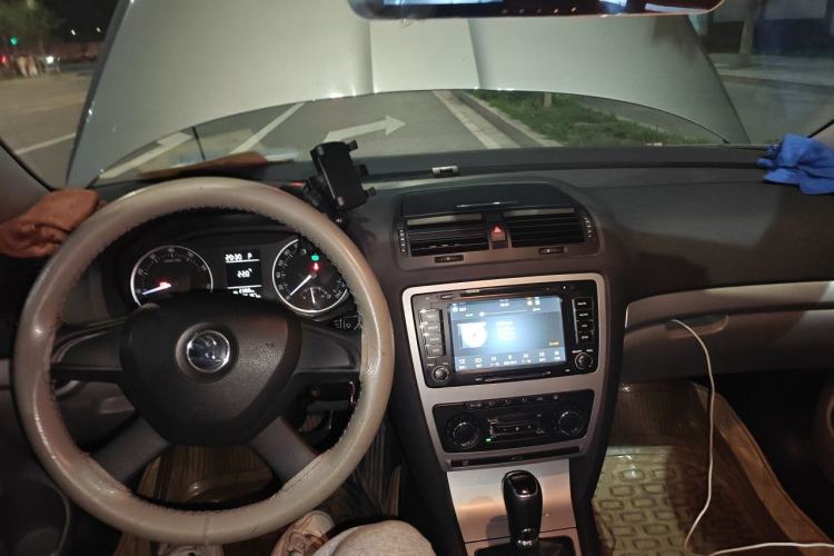 Used Skoda Octavia 2014 1.6L Automatic Yijun Edition Center Console