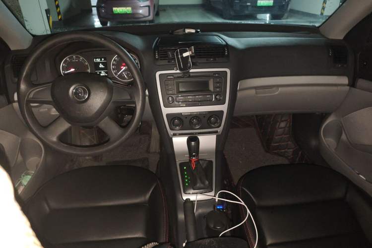 Used Skoda Octavia 2014 1.6L Automatic Yijie Edition Center Console