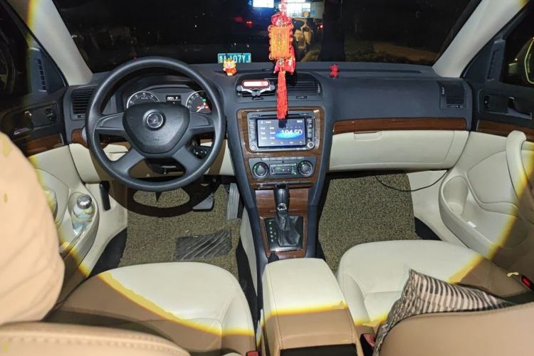 Used Skoda Octavia 2014 1.6L Automatic Yijun Edition Center Console