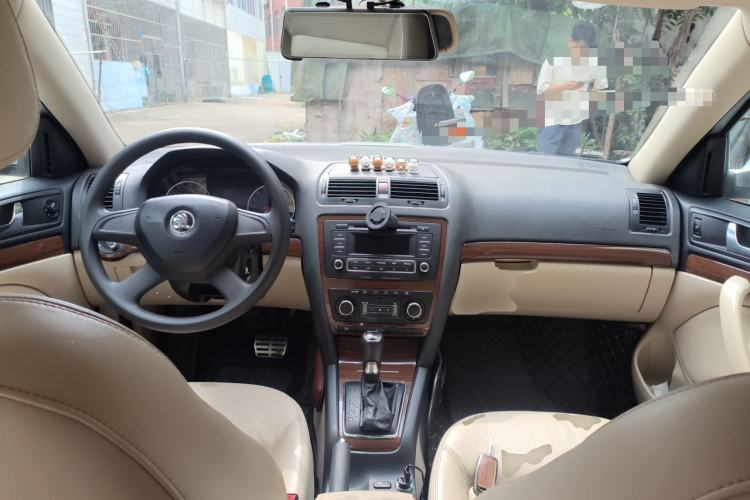 Used Skoda Octavia 2014 1.6L Automatic Yijun Edition Center Console