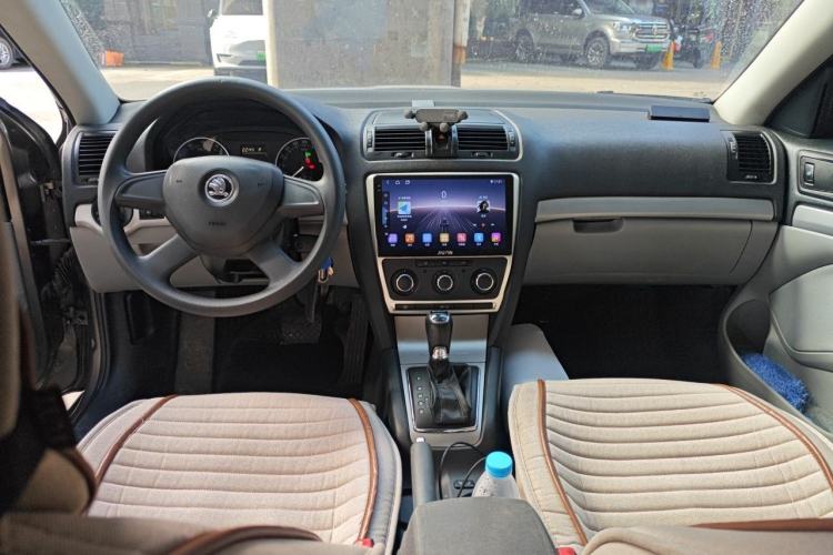 Used Skoda Octavia 2014 1.6L Automatic Yijie Edition Center Console