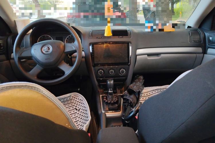 Used Skoda Octavia 2014 1.6L Automatic Yijie Edition Center Console