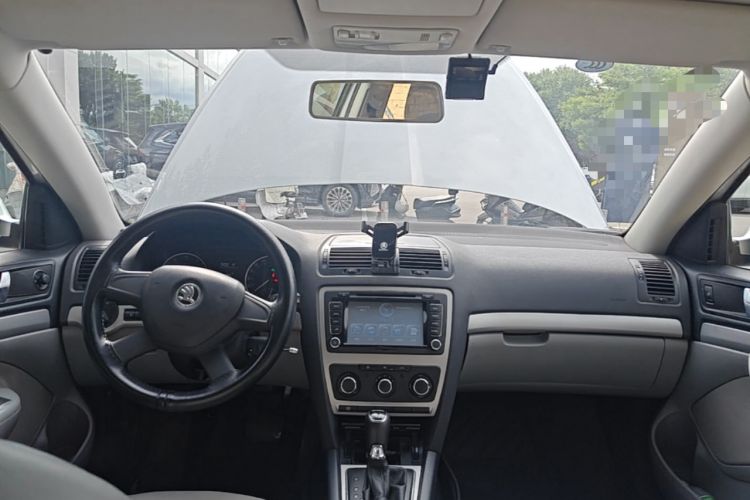 Used Skoda Octavia 2014 1.6L Automatic Eado Edition Center Console