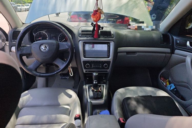 Used Skoda Octavia 2014 1.6L Automatic Yijun Edition Center Console