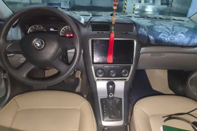 Used Skoda Octavia 2014 1.6L Automatic Yijie Edition Center Console
