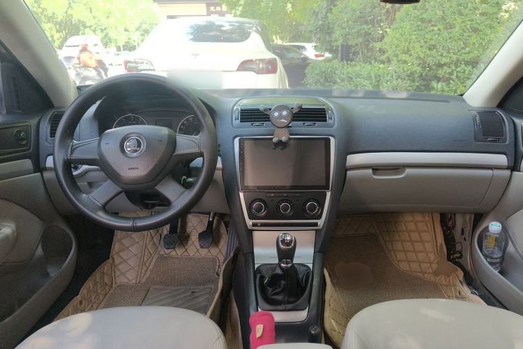 Used Skoda Octavia 2014 1.6L Manual Eado Edition Center Console