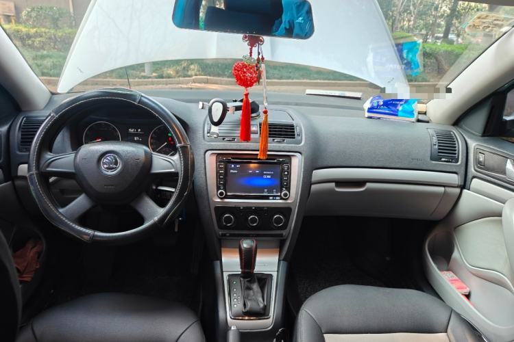 Used Skoda Octavia 2014 1.6L Automatic Yijie Edition Center Console
