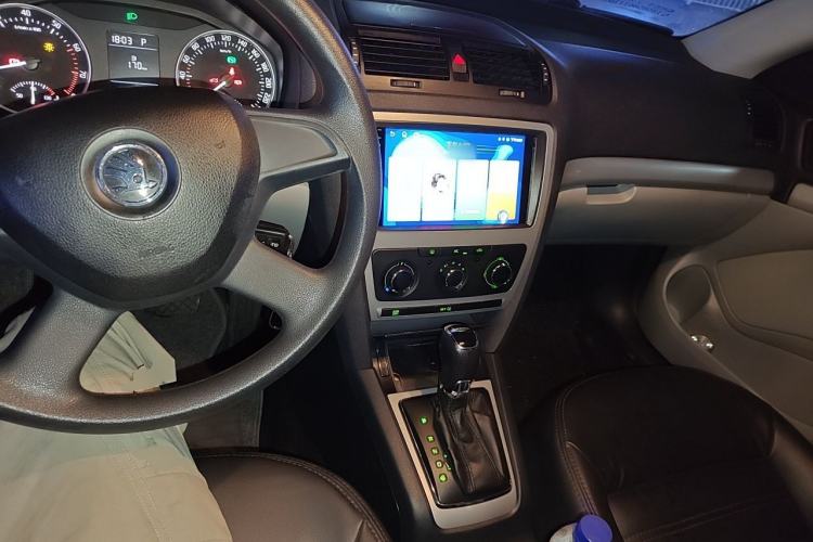 Used Skoda Octavia 2014 1.6L Automatic Yijie Edition Center Console