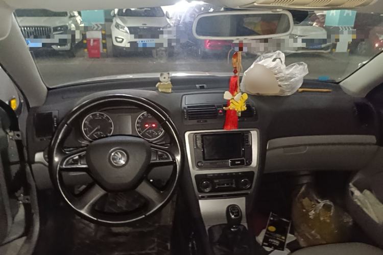 Used Skoda Octavia 2014 1.6L Manual Yijun Edition Center Console