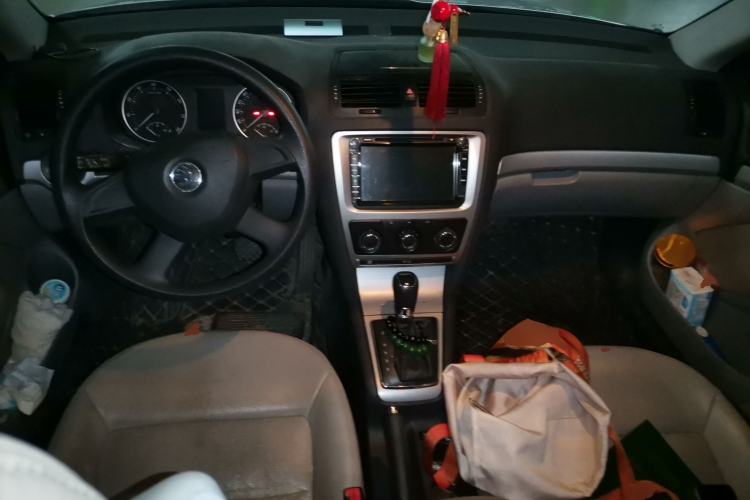 Used Skoda Octavia 2014 1.6L Automatic Yijie Edition Center Console