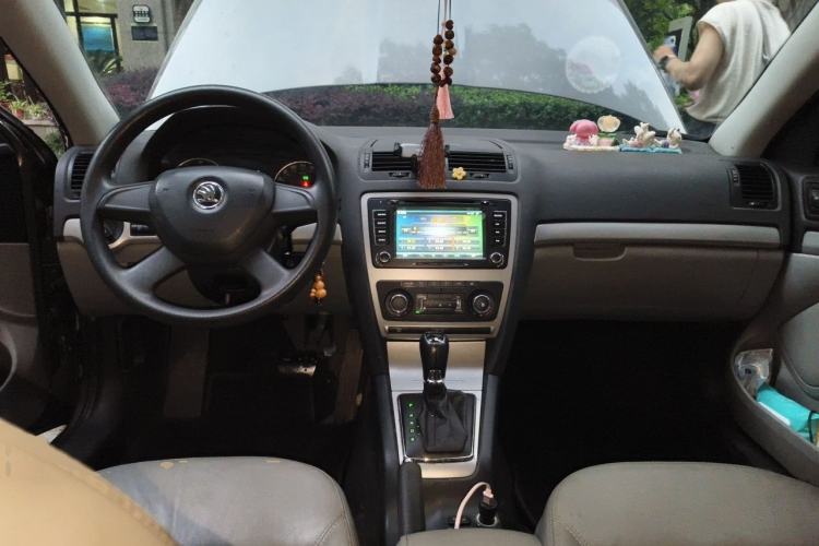 Used Skoda Octavia 2014 1.6L Automatic Yijie Edition Center Console