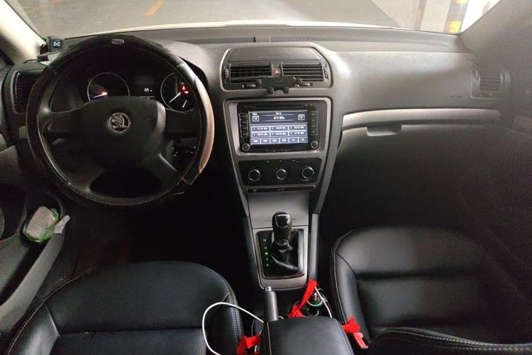 Used Skoda Octavia 2014 1.6L Automatic Yijie Edition Center Console