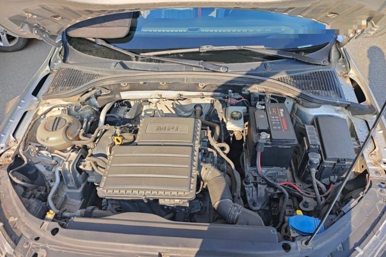 Used Skoda Octavia 2014 1.6L Manual Yijie Edition Engine Bay