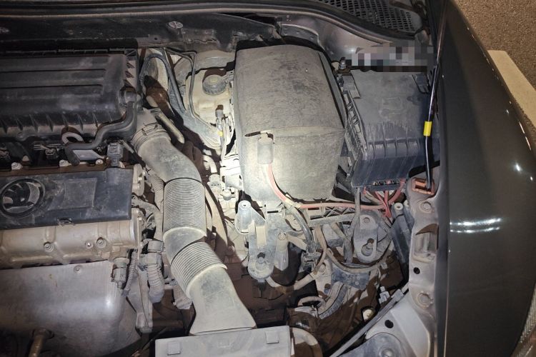 Used Skoda Octavia 2014 1.6L Automatic Yijun Edition Engine Bay Left