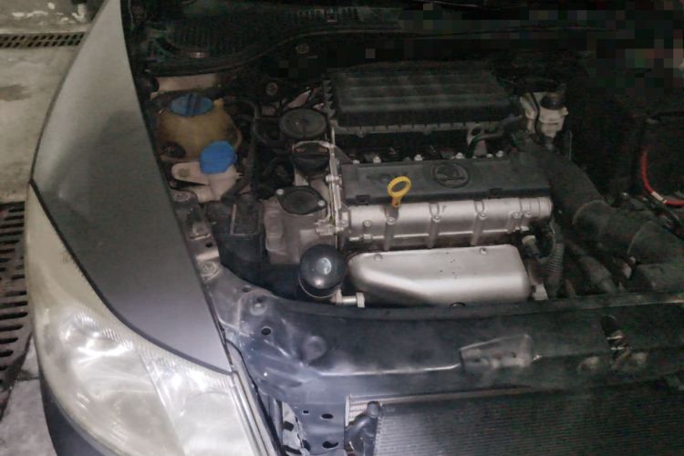 Used Skoda Octavia 2014 1.6L Automatic Yijun Edition Engine Bay Right