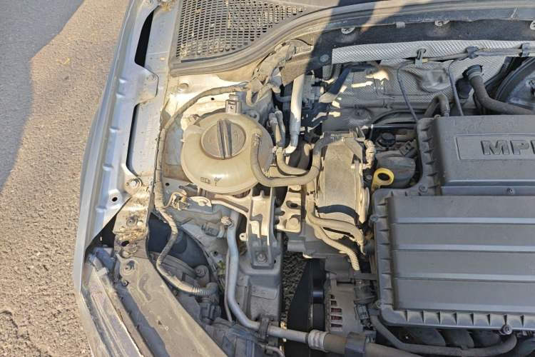 Used Skoda Octavia 2014 1.6L Manual Yijie Edition Engine Bay Right
