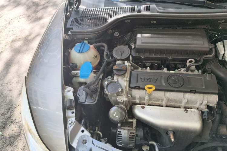 Used Skoda Octavia 2014 1.6L Manual Yijun Edition Engine Bay Right