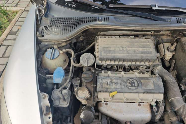 Used Skoda Octavia 2014 1.6L Automatic Yijie Edition Engine Bay Right