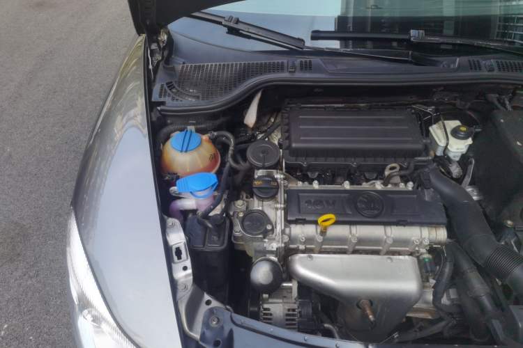 Used Skoda Octavia 2014 1.6L Automatic Yijun Edition Engine Bay Right