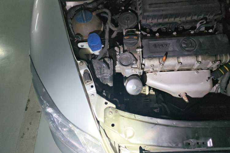 Used Skoda Octavia 2014 1.6L Automatic Yijun Edition Engine Bay Right