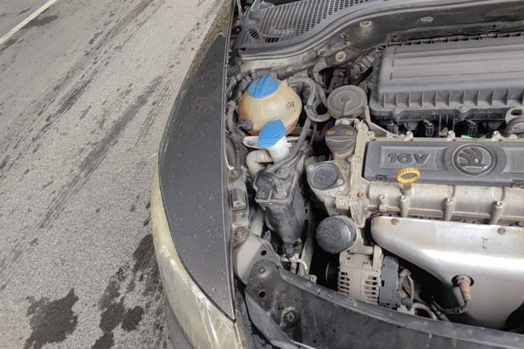 Used Skoda Octavia 2014 1.6L Automatic Yijie Edition Engine Bay Right