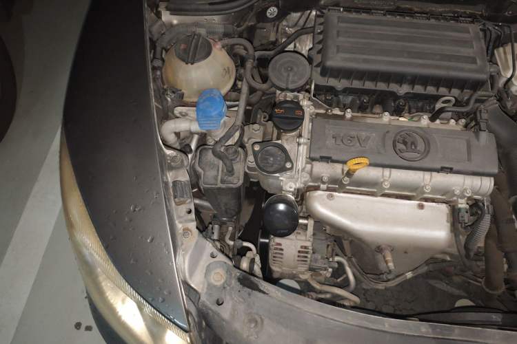 Used Skoda Octavia 2014 1.6L Automatic Yijie Edition Engine Bay Right