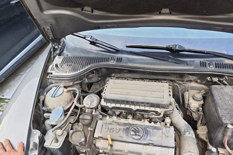 Used Skoda Octavia 2014 1.6L Automatic Yijun Edition Engine Bay Right