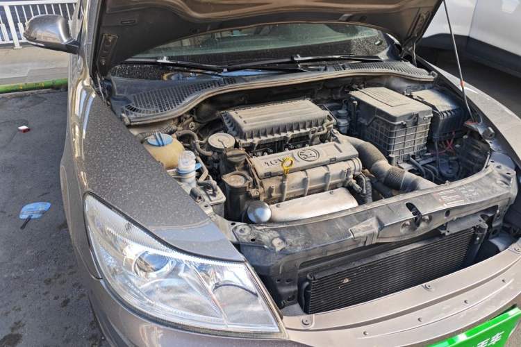 Used Skoda Octavia 2014 1.6L Automatic Yijie Edition Engine Bay Right