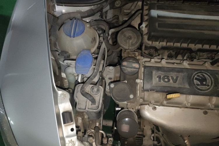 Used Skoda Octavia 2014 1.6L Automatic Yijie Edition Engine Bay Right