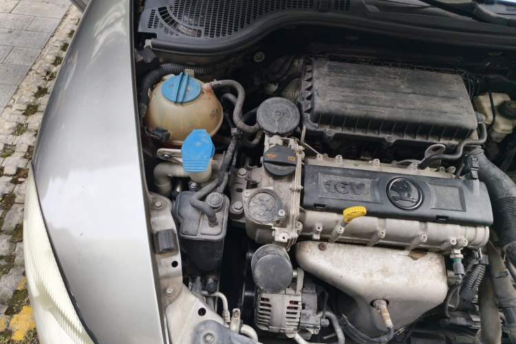 Used Skoda Octavia 2014 1.6L Automatic Yijie Edition Engine Bay Right
