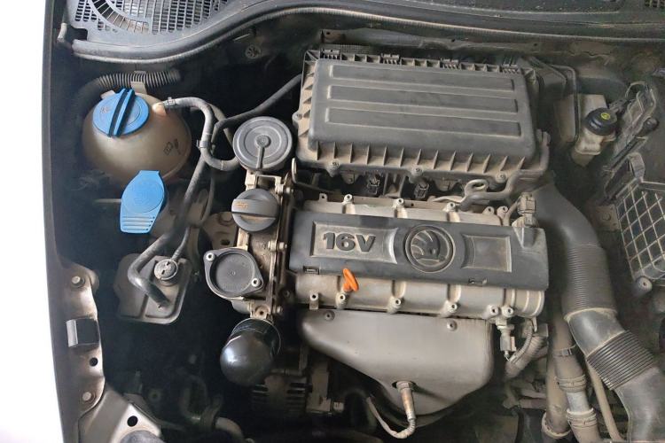 Used Skoda Octavia 2014 1.6L Automatic Yijie Edition Engine Bay Right