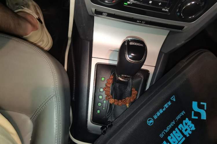 Used Skoda Octavia 2014 1.6L Automatic Yijun Edition Gear Lever
