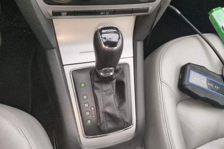 Used Skoda Octavia 2014 1.6L Automatic Yijun Edition Gear Lever