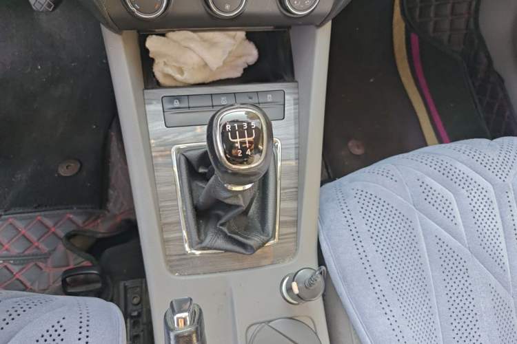 Used Skoda Octavia 2014 1.6L Manual Yijie Edition Gear Lever