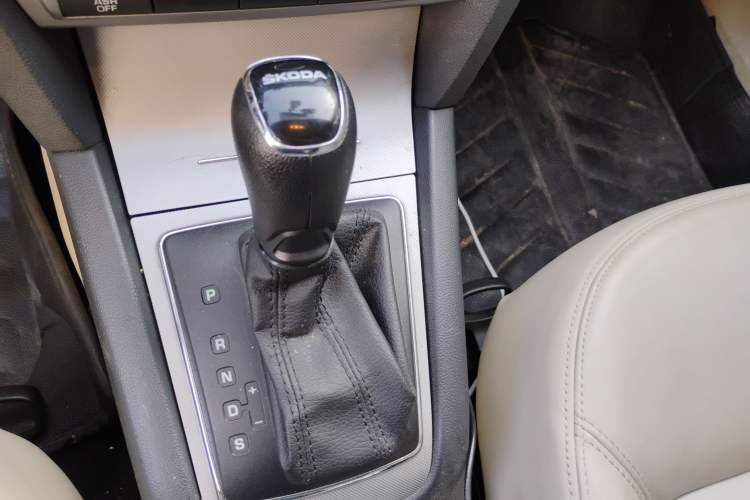 Used Skoda Octavia 2014 1.6L Automatic Yijie Edition Gear Lever