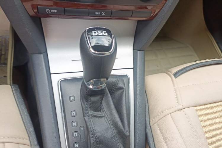 Used Skoda Octavia 2014 1.4TSI DSG Eado Edition Gear Lever