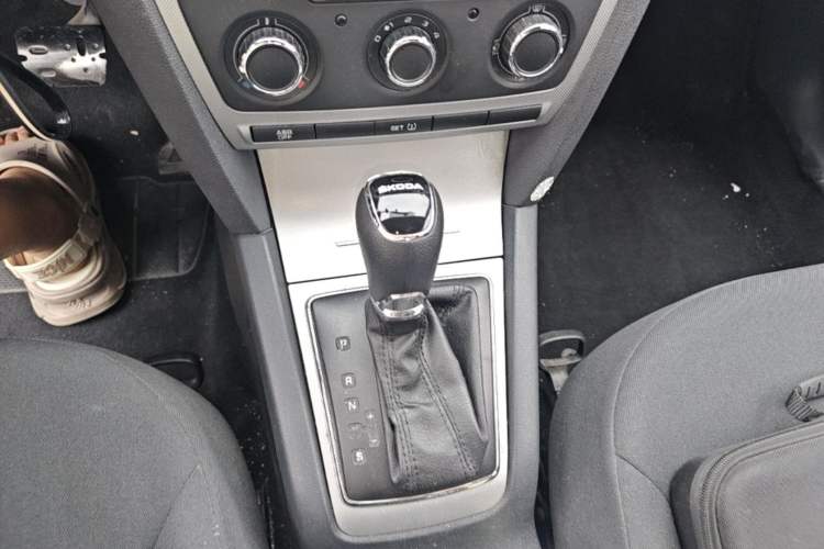 Used Skoda Octavia 2014 1.6L Automatic Eado Edition Gear Lever
