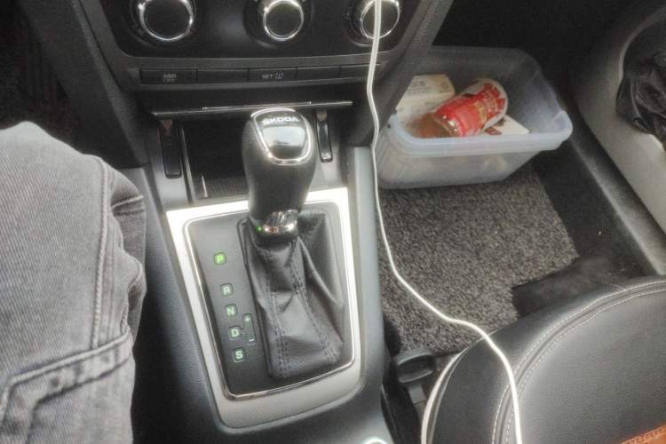 Used Skoda Octavia 2014 1.6L Automatic Yijie Edition Gear Lever