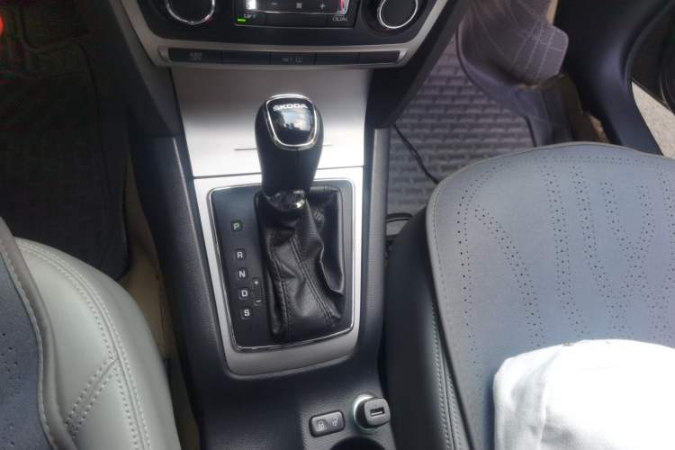 Used Skoda Octavia 2014 1.6L Automatic Yijun Edition Gear Lever