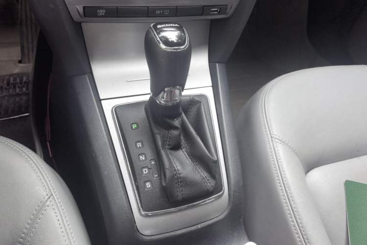 Used Skoda Octavia 2014 1.6L Automatic Yijun Edition Gear Lever