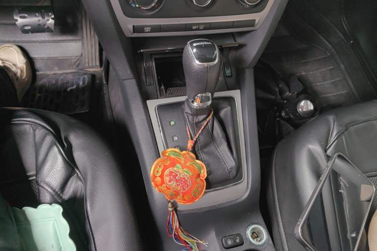Used Skoda Octavia 2014 1.6L Automatic Yijie Edition Gear Lever
