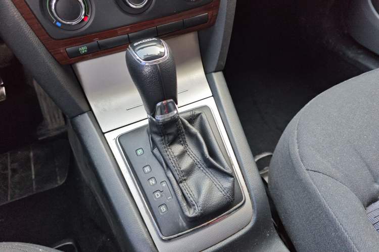 Used Skoda Octavia 2014 1.6L Automatic Eado Edition Gear Lever