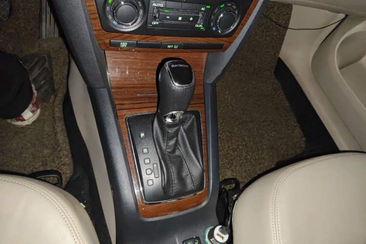 Used Skoda Octavia 2014 1.6L Automatic Yijun Edition Gear Lever