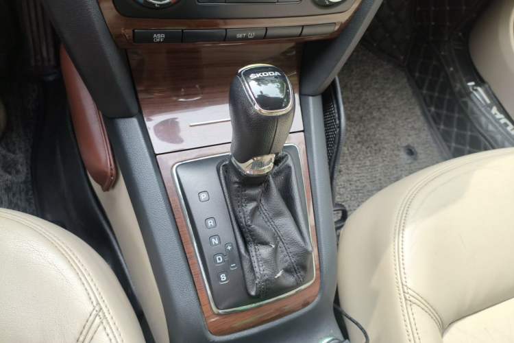 Used Skoda Octavia 2014 1.6L Automatic Yijun Edition Gear Lever