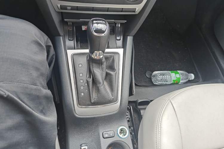 Used Skoda Octavia 2014 1.6L Automatic Eado Edition Gear Lever