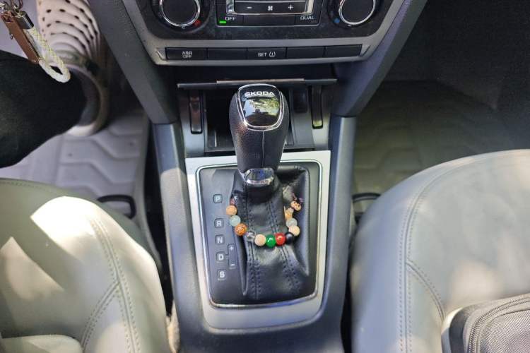 Used Skoda Octavia 2014 1.6L Automatic Yijun Edition Gear Lever