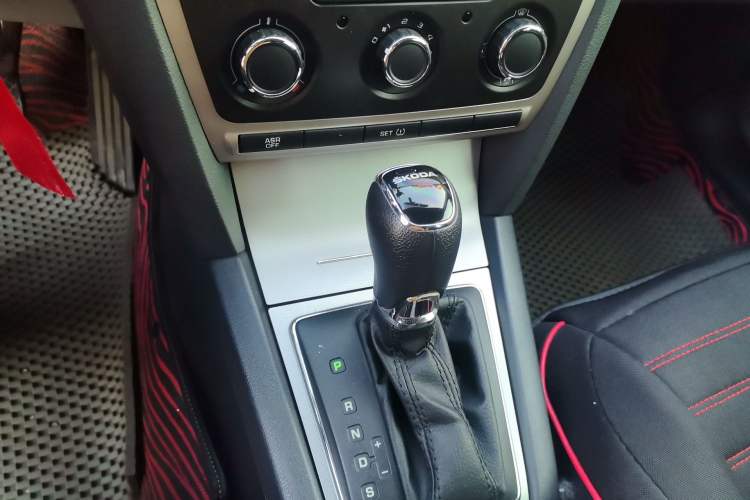 Used Skoda Octavia 2014 1.6L Automatic Yijie Edition Gear Lever
